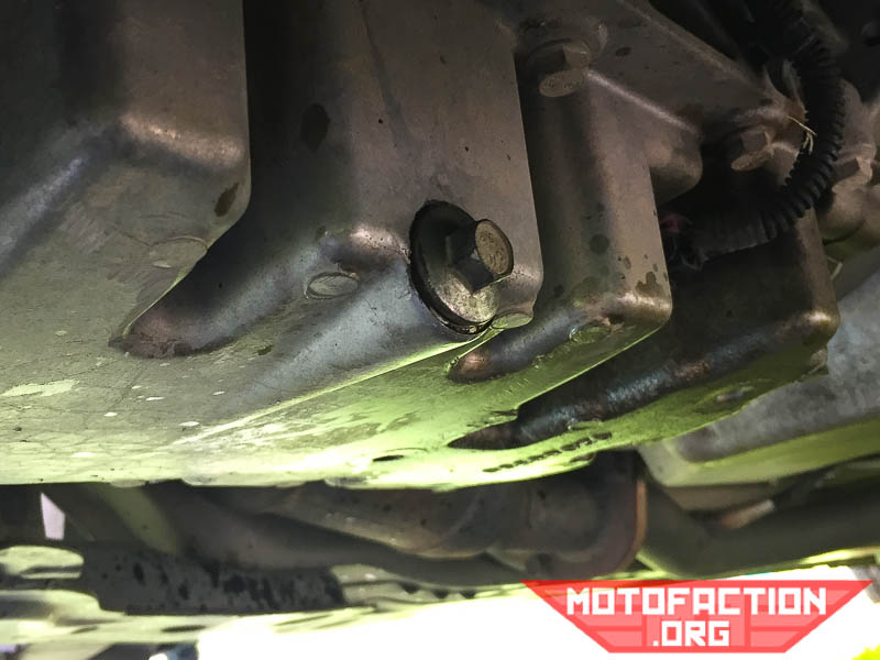Here's how to change the oil and oil filter on a VE Commodore with the LE0 (LEO) or LY7 motor, as shown on MotoFaction.org. This page focuses on putting the sump plug back in and refilling with 5w30 oil!