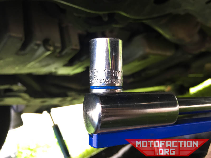 Here's how to change the oil and oil filter on a VE Commodore with the LE0 (LEO) or LY7 motor, as shown on MotoFaction.org. This page focuses on putting the sump plug back in and refilling with 5w30 oil!