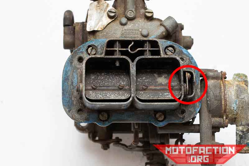 Here's how to separate or unhook the choke linakge on a Weber 32/36 DGV, DGAV or DGEV carburetor as shown on MotoFaction.org.