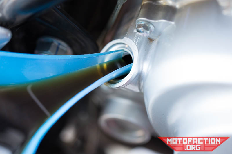 Honda  CB125E oil change - pouring in fresh oil