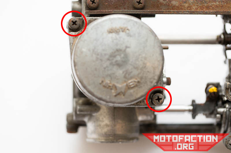 Here's how to disassemble the upper part of the Honda CB250 N Super Dream Keihin VB30B carburetors, as shown on MotoFaction.org.