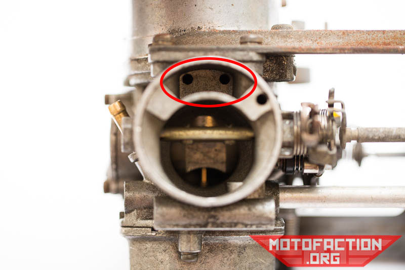 Here's how to disassemble the upper part of the Honda CB250 N Super Dream Keihin VB30B carburetors, as shown on MotoFaction.org.