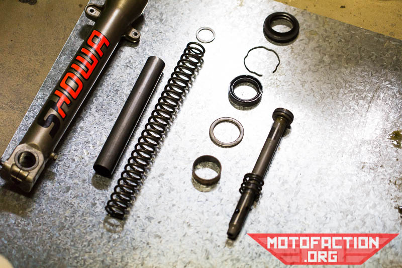 How to reassemble the front forks - Honda CBR250R MC19 | MotoFaction