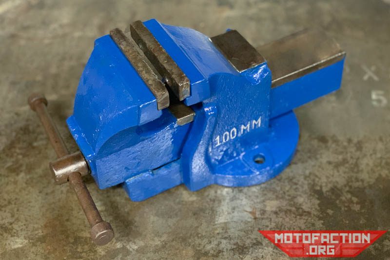 Here's a restoration and review of an Ess-Vee vintage bench vice, in 100mm or 4-inch size.